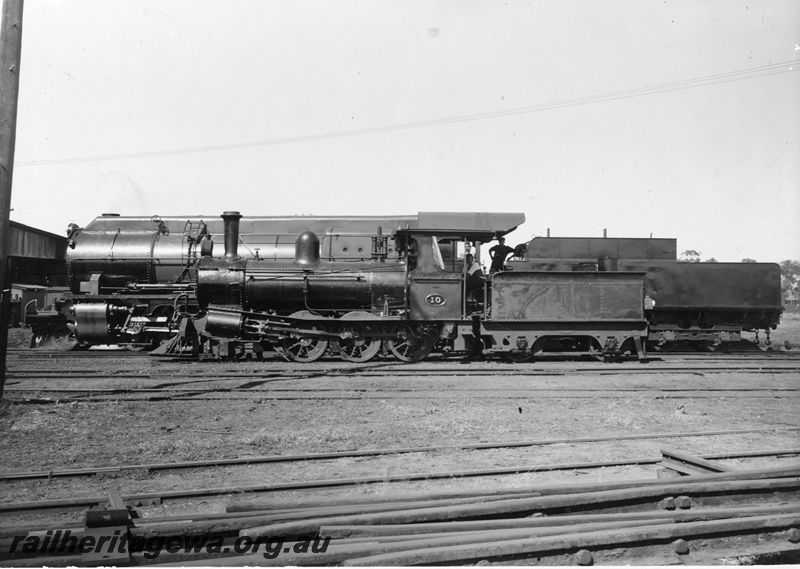 P22248
A class 10, S class 476, side by side, driver, Midland workshops, ER line, side views, c January 1943
