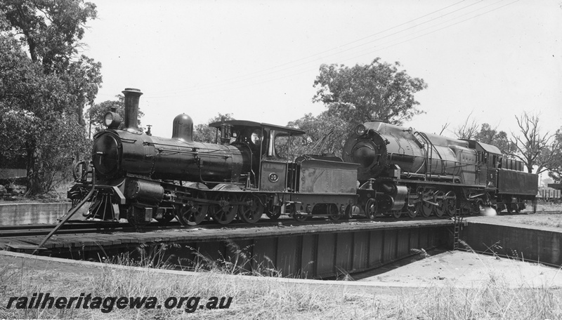 P22249
A class 10 on turntable, S class 476 immediately behind, Midland workshops, ER line, c January 1943 
