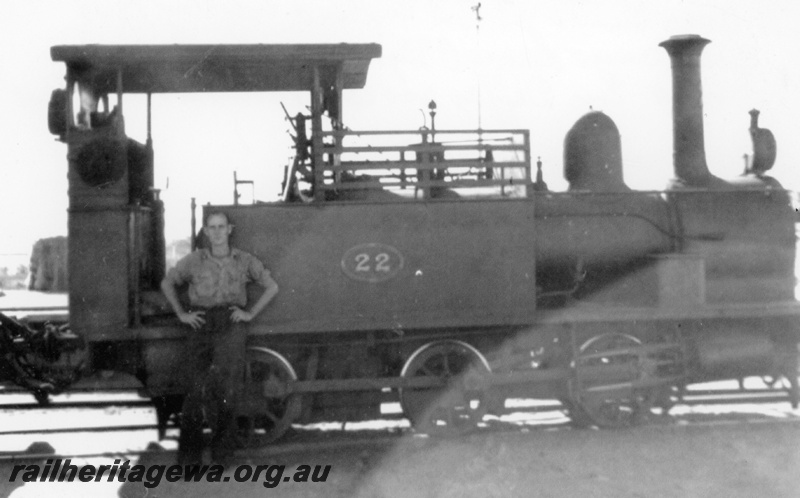 P22270
H class 22, Stan Gratte standing in front of the loco,  Port Hedland, PM line, side view
