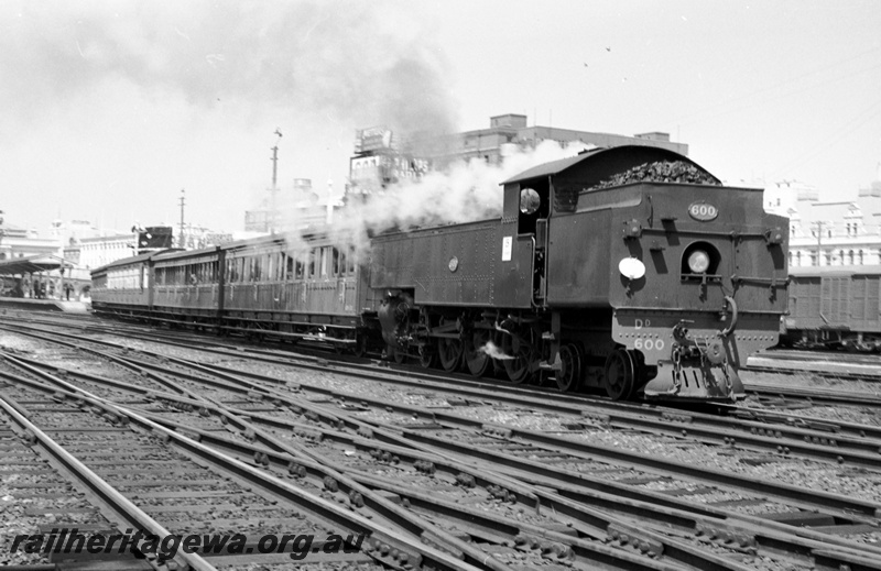 P22276
DD class 600 departing Perth with Royal Show train. ER line.
