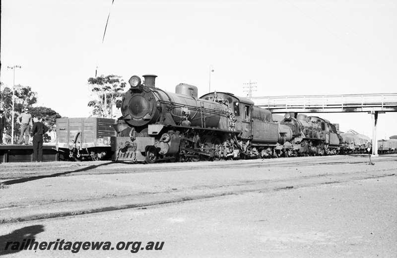 P22280
W class 902 & 946 arrive Wagin with No 46 goods from Newdegate. WLG line.
