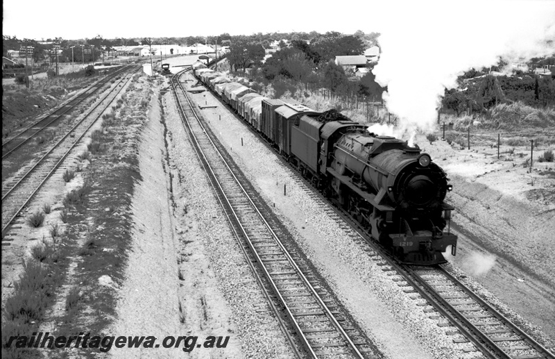 P22284
V class 1219 departing Bellevue on down goods. Former Eastern Railway on left side of photograph. ER line.
