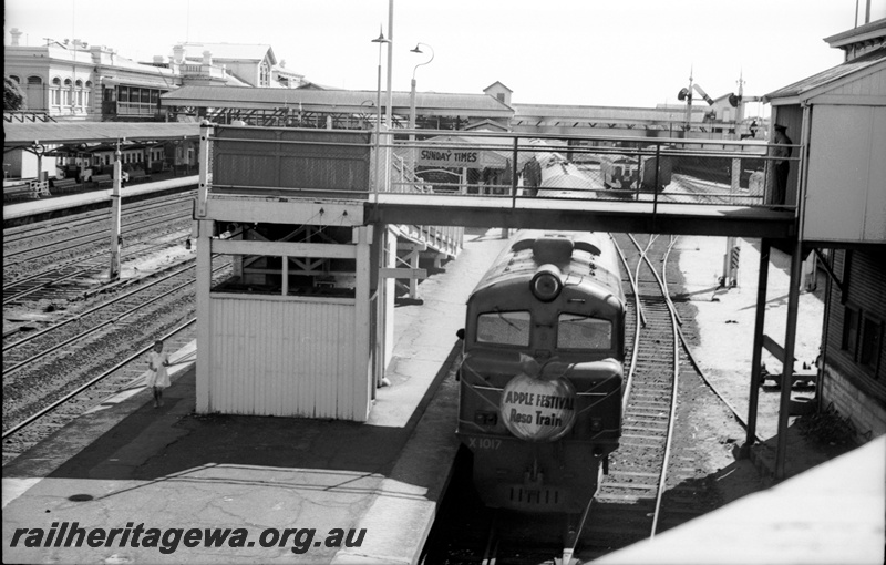 P22289
X class 1017 departing Perth hauling 