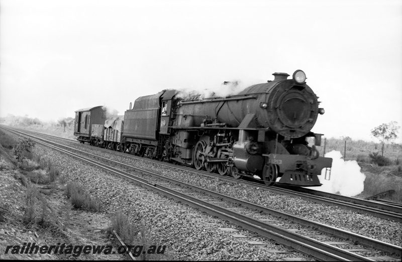 P22294
V class 1213 down goods near Millendon. ER line.
