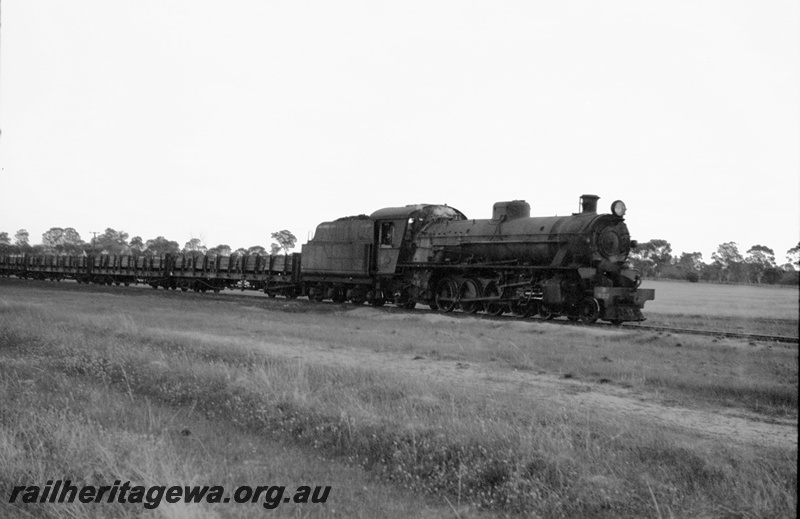 P22296
W class 932 approaching Katanning with load of timber from Boyup Brook. DK line.
