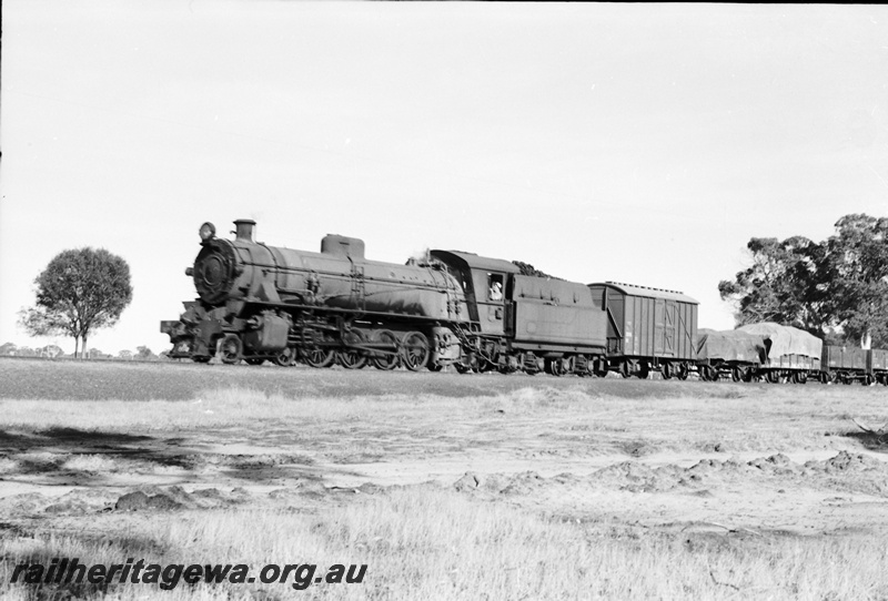 P22298
W class 932 77 down goods to Nyabing departing Katanning. KP line.
