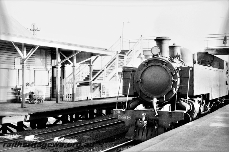 P22319
DD class 598, station building, planked station  platform with an open face , footbridge, Mount Lawley,  ER line., front and side view of the loco

