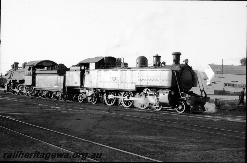 P22320
DM class 587 and Fs class at East Perth loco. ER line.
