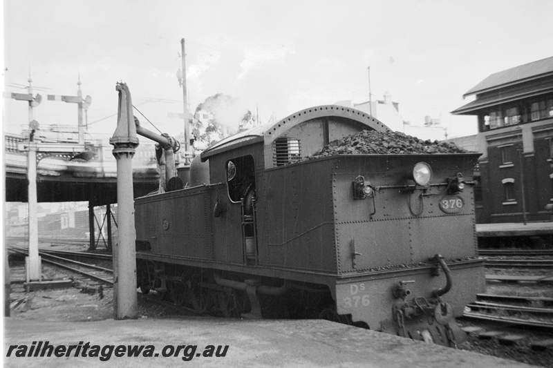 P22321
DS class 376 taking water Perth Station. Beaufort Street bridge in background. ER line.
