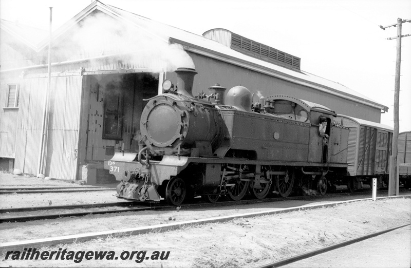 P22322
DS class 371 at Subiaco. Goods shed in photo. ER line.
