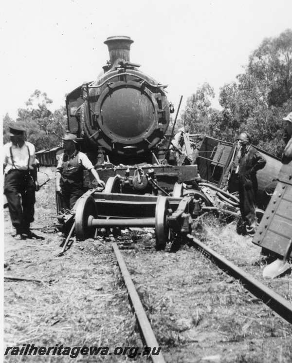 P22339
ES class 354, wrecked bogie, wreckage of wagons, onlookers, Wooroloo, ER line front view from trackside
