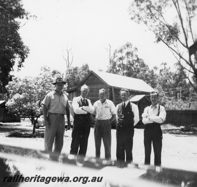 P22340
Group photo of 5 men, building, bush setting, Wooroloo, ER line
