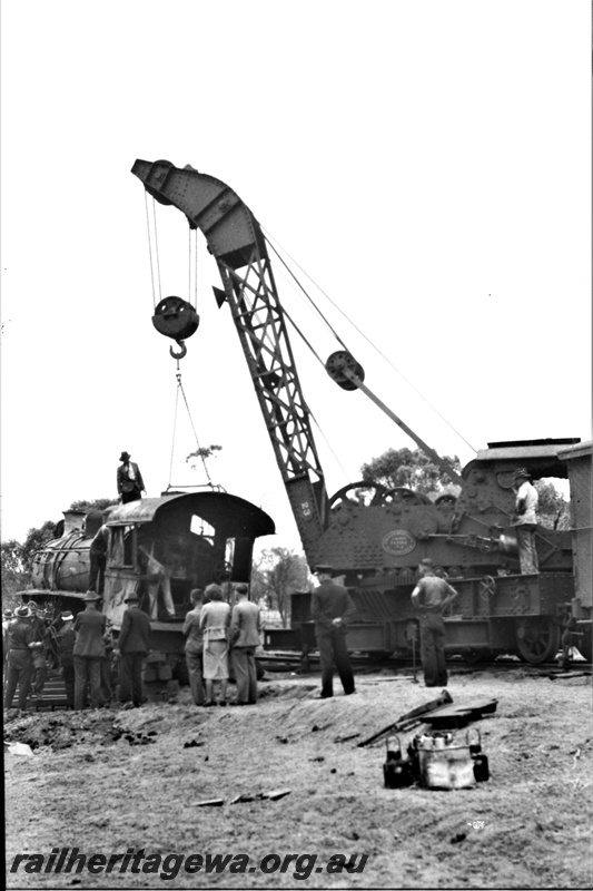P22351
P class 444 derailed, being lifted by steam crane No 23, crowd of onlookers, workers, near Highbury, GSR line, side and rear view of loco
