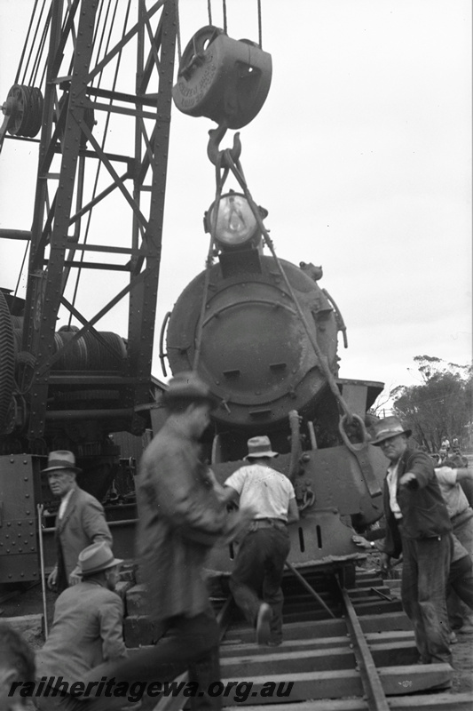 P22352
P class 444 derailed, being lifted by steam crane No 23, crowd of onlookers, workers, near Highbury, GSR line, front view of loco

