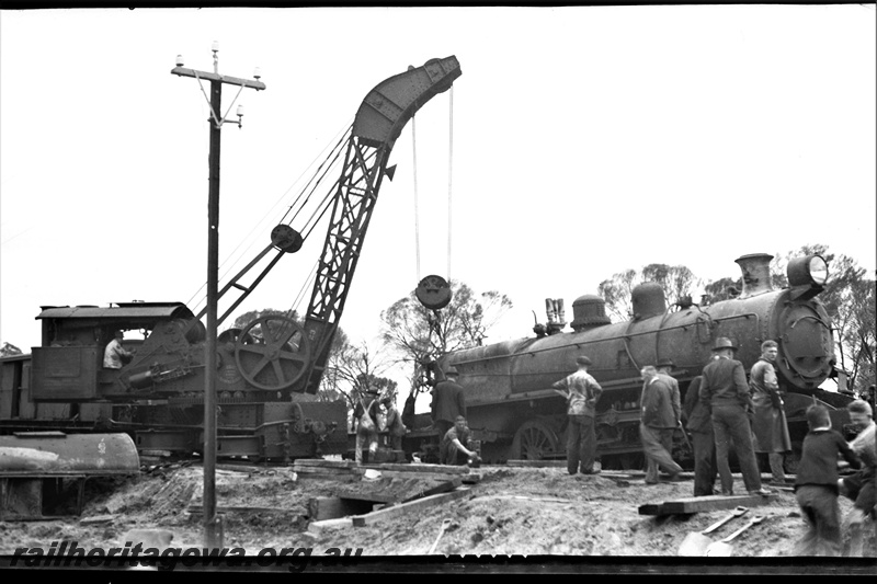 P22353
P class 444 derailed, being lifter by steam crane No 23, crowd of onlookers, workers, culvert, near Highbury, GSR line, side and front view of loco
