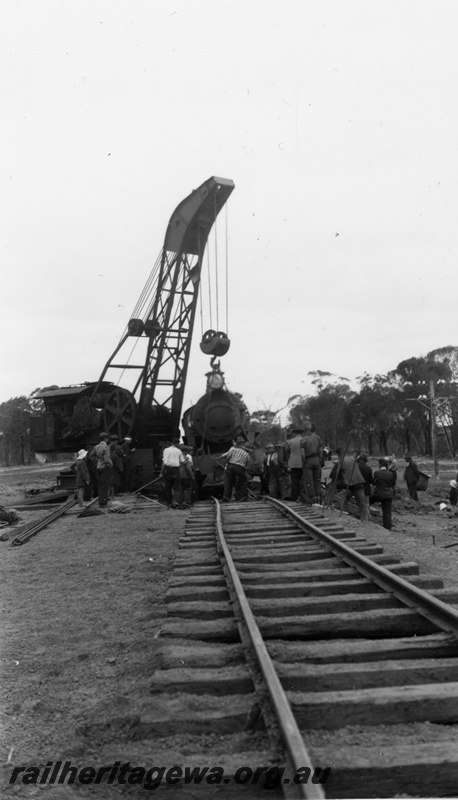 P22354
P class 444 derailed, being lifted by steam crane No 23, crowd of onlookers, workers, near Highbury, GSR line, front view of loco from a short distance away along the track
