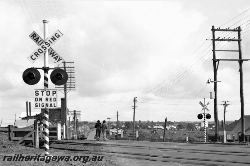 P22365
Level crossing flashing light at Great Eastern Highway, Rivervale, looking west towards Victoria Park, SWR line. Third line is a headshunt for Rivervale yard.

