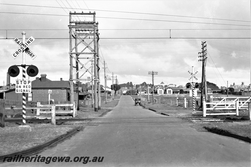 P22366
Railway crossing, lights and sign poles, tracks, wooden electric poles, Jewell Street, East Perth, ER line, trackside view
