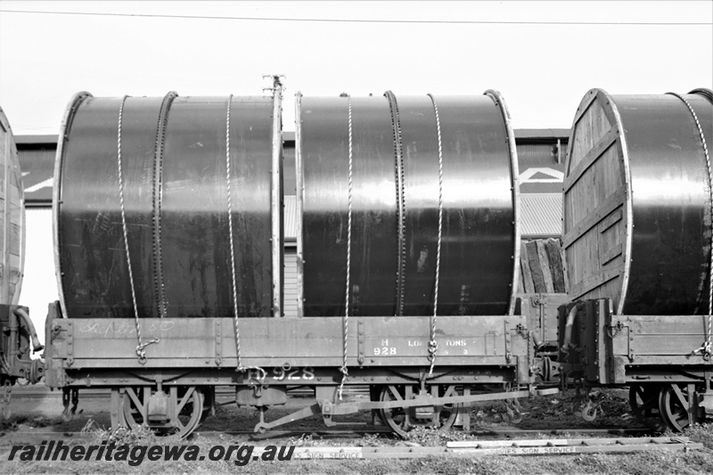 P22379
Loading of vats for Merredin Brewery at Fremantle ER line 1 of 4, H class 928 wagon loaded with two vats, part of another loaded wagon, side view
