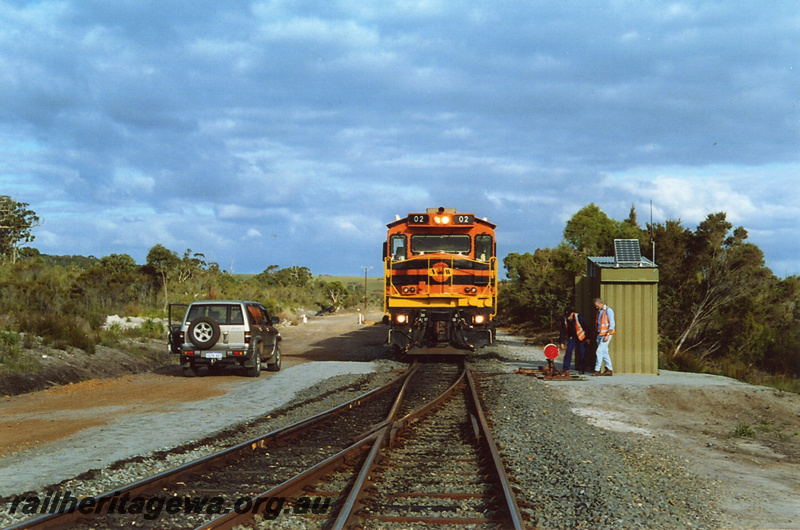 P22388
Australia Western Railroad T class 02, points, siding, motor vehicle, shed, onlookers, Redmond, GSR line, front view

