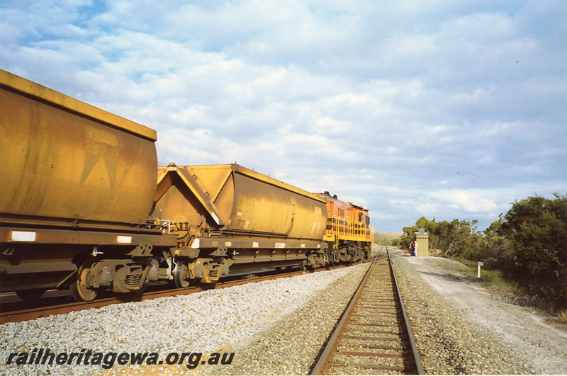 P22389
Diesel hauled train of hopper wagons, points, siding, shed, on lookers, Redmond, GSR line, end and side view along train towards locomotive
