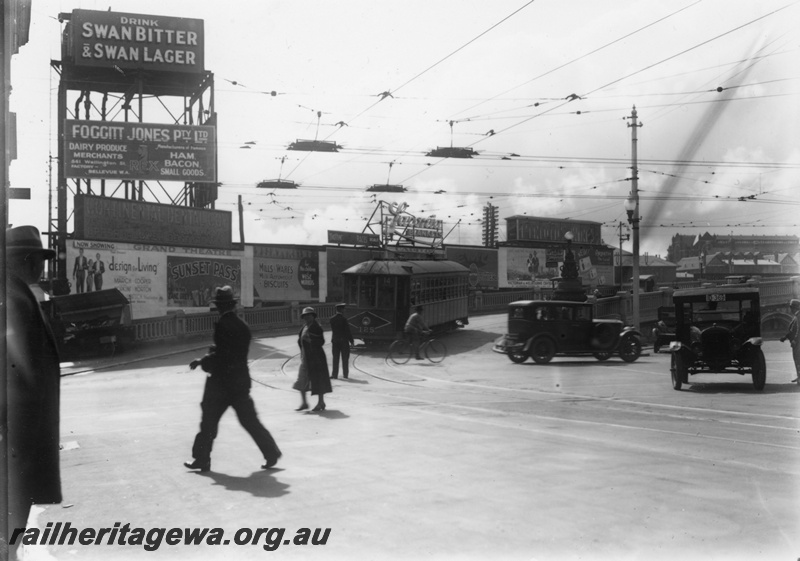 P22391
Electric tram 125, advertising hoardings, motor vehicles, pedestrians, horseshoe bridge, Wellington Street, Perth, street level view
