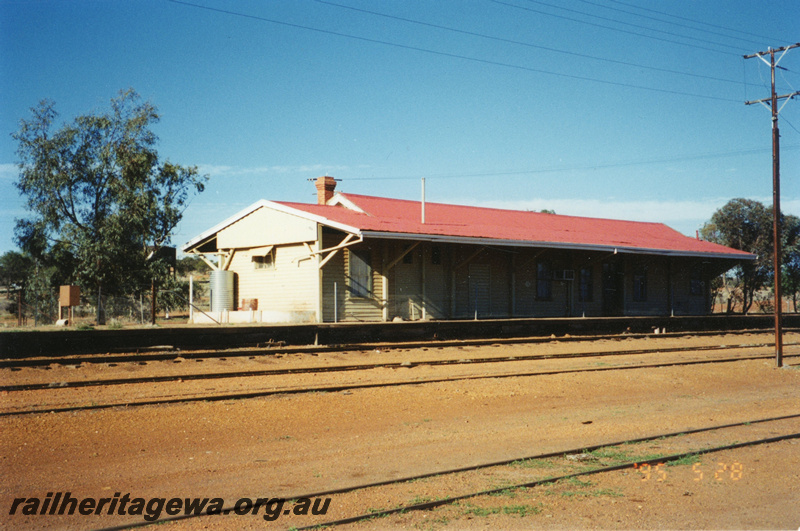 P22402
Station building, platform, tracks, Mullewa, NR line, view from track level
