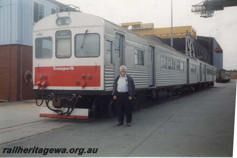 P22415
ADK class 688, with NZR engineer Geoff Edwards alongside, crane, sheds, Fremantle, ER line, end and side view, 
