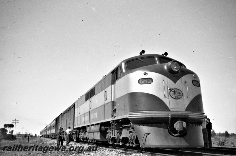 P22428
Commonwealth Railways GM class 3, onlookers, side and front view
