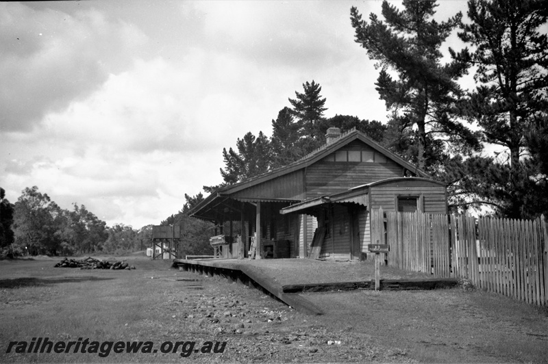 P22432
Station building, platform, fence, Kalamunda, UDRR line, view from ground level
