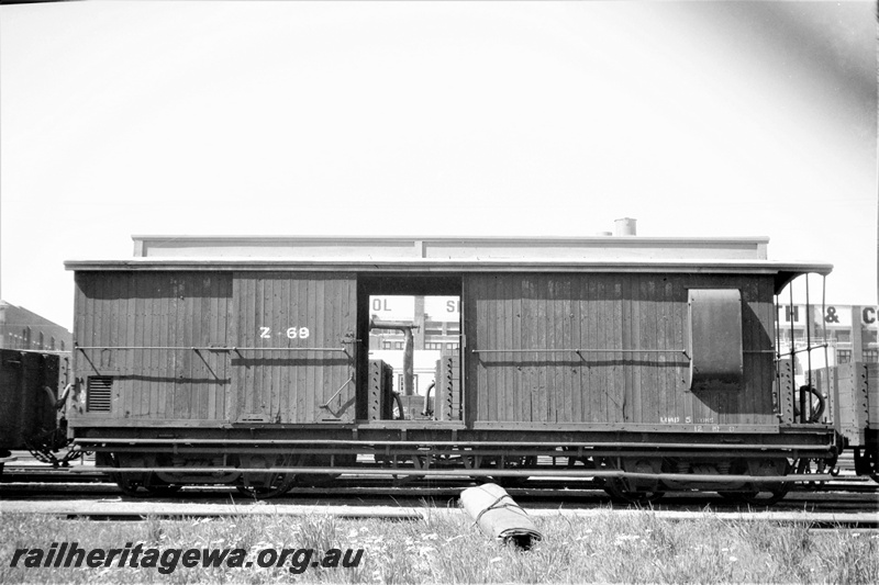 P22435
Z class 69 van with clerestory roof, side view
