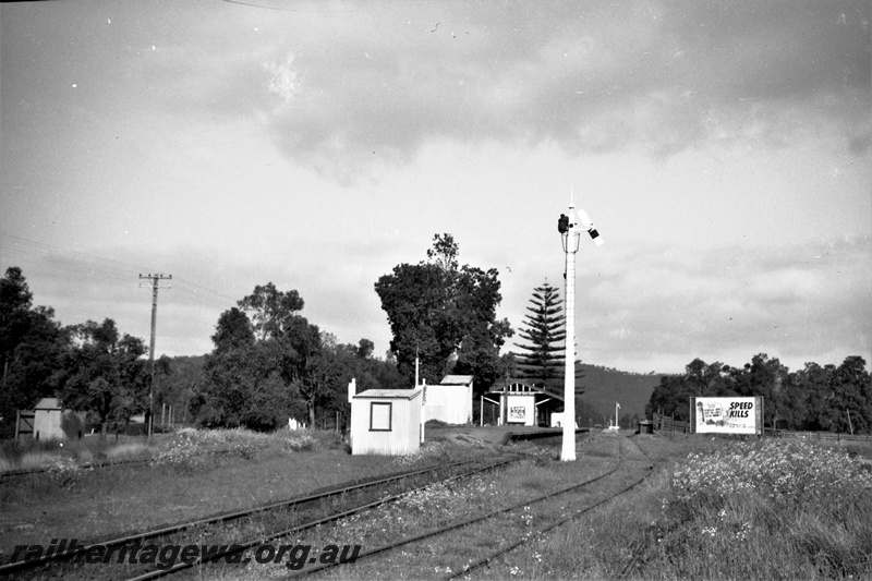 P22440
Station building, platform, trackside buildings, signals, tracks, 