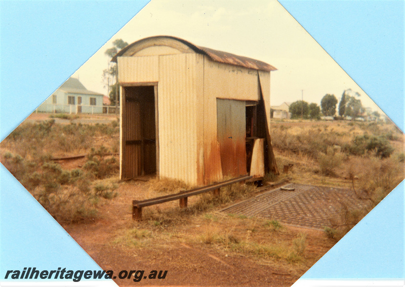 P22447
Derelict scale shed and weighbridge, Boulder, B line, ground level view
