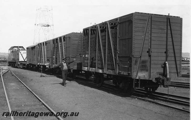 P22456
B class 1601, shunting wagons including BE class 20535 livestock wagon, dancing worker, tracks, points, point lever, tower, view from track level
