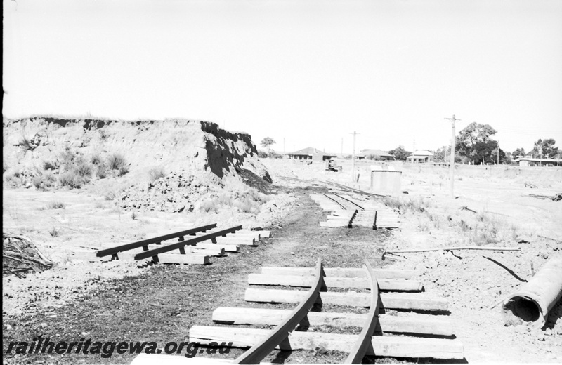 P22484
Australian Railway Historical Society Western Australian Division tour to Maylands brickworks 7 of 16, track laying in progress, rails, sleepers, cutting, view from track level
