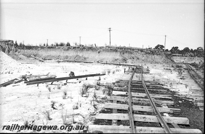 P22490
Australian Railway Historical Society Western Australian Division tour to Maylands brickworks 13 of 16, tracks, rails, sleepers, cutting, view from trackside
