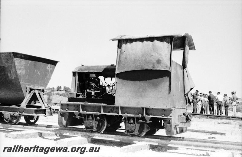 P22492
Australian Railway Historical Society Western Australian Division tour to Maylands brickworks 15 of 16, loco no 1, wagon (end only), members, side and end view,
