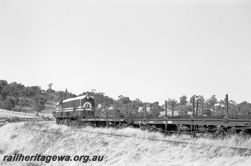 P22500
Rail reclamation on the ER 7 of 10, F class 43 pushing rail recovery train including QA class 10064 flat wagon, approaching Swan View, ER line, side and end view
