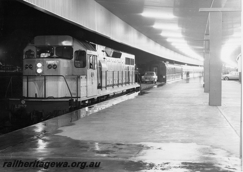 P22511
L Class 257 on Trans Australian service at Perth Terminal
