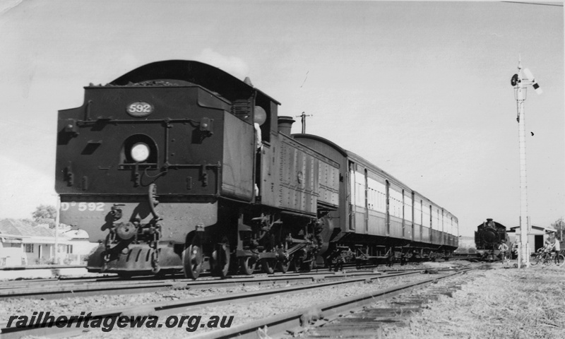 P22516
DD Class 592 on a suburban passenger service, DM Class 586 in loop
