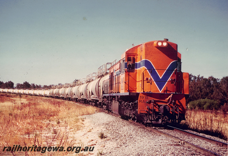 P22555
RA Class 1915, orange livery with blue and white stripe, furnace oil and caustic soda train, approacing Serpentine, SWR line
