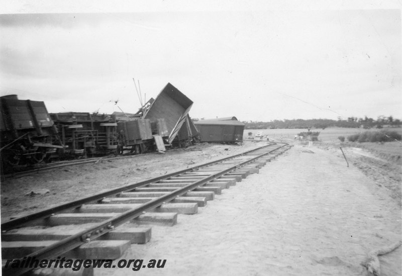 P22557
Derailment of 14 wagons of No 77 Fast Mixed near Konnongorring EM line on 8 January 1949 No 1 of 6, derailed wagons, rails, trackside view
