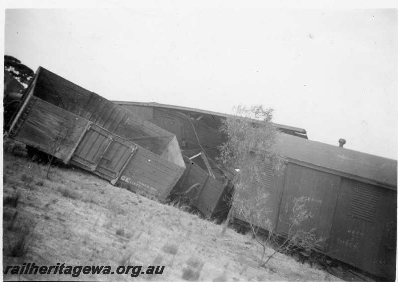 P22560
Derailment of 14 wagons of No 77 Fast Mixed near Konnongorring EM line on 8 January 1949 No 4 of 6, derailed wagon, van, trackside view
