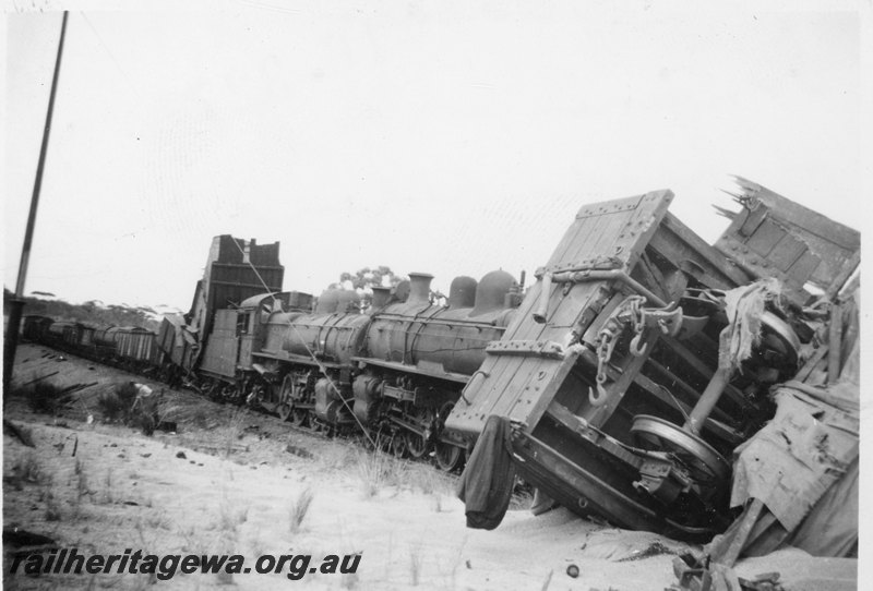 P22567
Head on collision of PR class 530 and PR class 531 on No W7 Water Train and No 76 Goods near Botherling EM line on 20 April 1950 No 5 of 7, both locomotives face to face, with derailed wagons piled up behind each, trackside view
