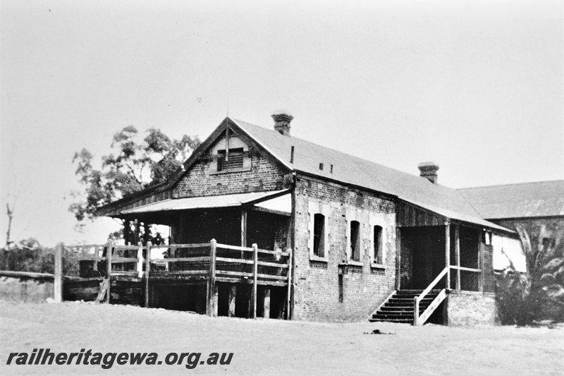 P22571
Station building, Gingin, MR line, view from carpark, c1930
