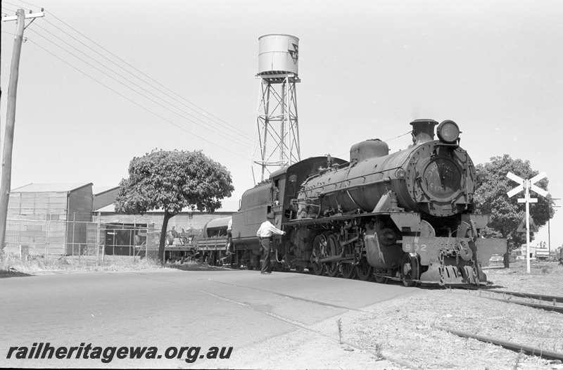 P22607
W class 902 shunting from  Massey Ferguson tractors plant, crossing Whatley Cres, Maylands ER line
