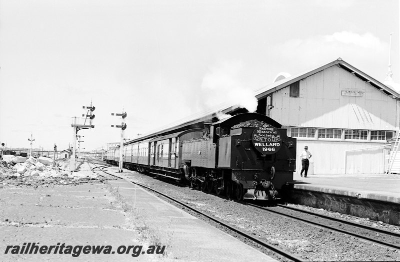 P22633
DD class 592 hauling ARHS Wellard tour train at Fremantle. Remains of island platform on left. ER line.
