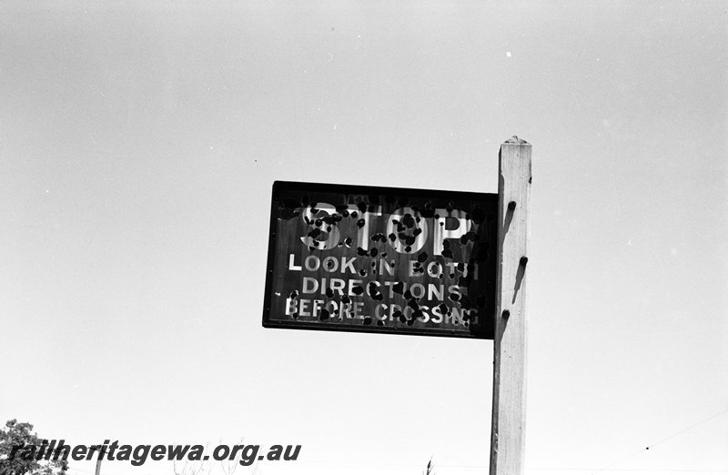 P22642
Enamel Railway crossing sign Kalamunda. UDRR line
