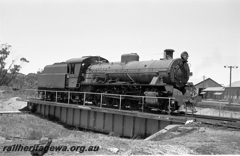 P22643
W class 930 on turntable Narrogin. GSR line.
