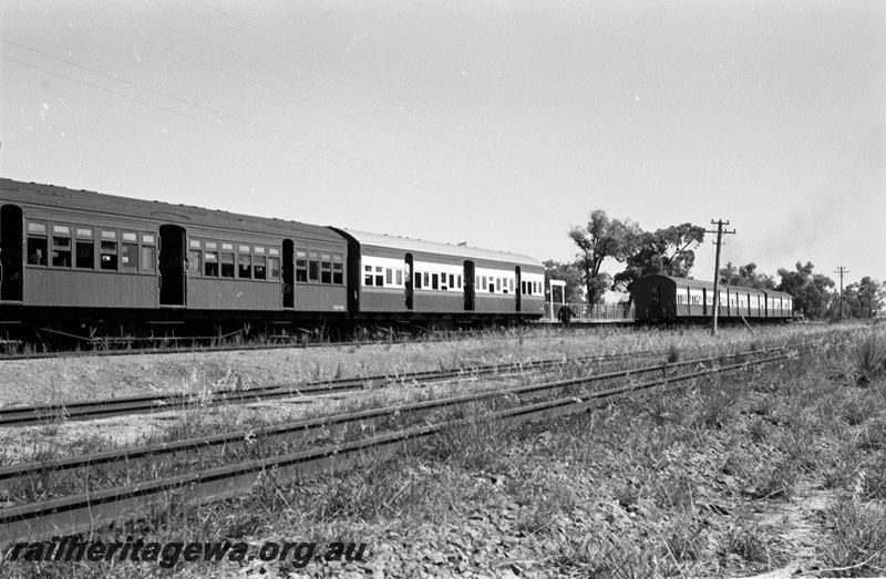 P22646
DD class 600 shunting passenger coaches at Tredale for no 142 school passenger train for Perth. SWR line.
